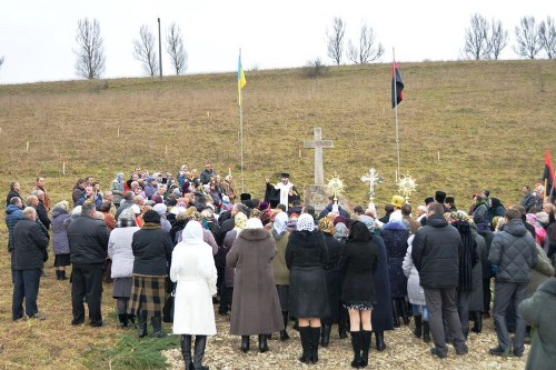 На Коломийщині єпископ УГКЦ освятив алею “Небесної сотні”